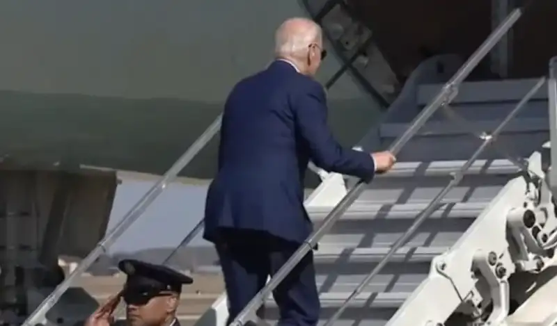 joe biden inciampa mentre sale le scalette dell air force one 3