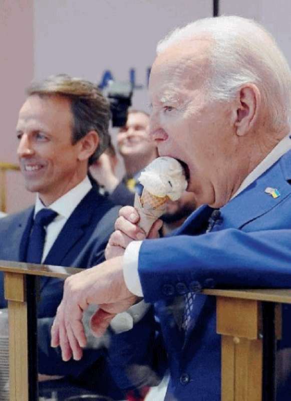 JOE BIDEN MANGIA UN GELATO