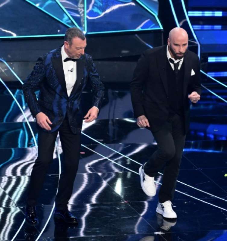 john travolta con le scarpe u power a sanremo