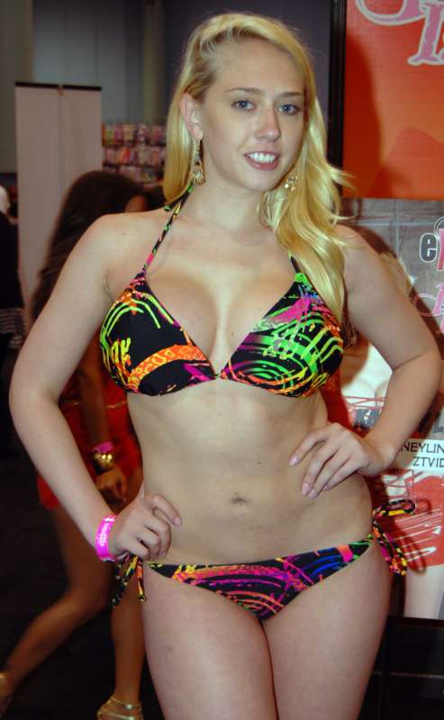 KAGNEY LINN KARTER.