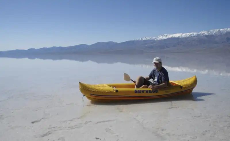 kayak nella death valley a causa delle piogge 4