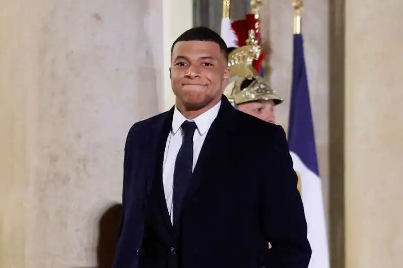 kylian mbappe in visita all'eliseo  3