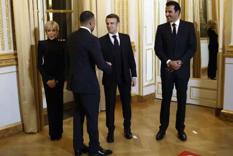 kylian mbappe incontra emmanuel macron e l'emiro tamim ben hamad al thani all'eliseo 1