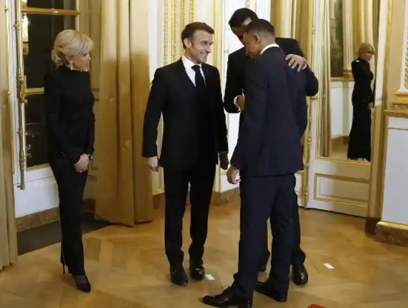 kylian mbappe incontra emmanuel macron e l'emiro tamim ben hamad al thani all'eliseo  2