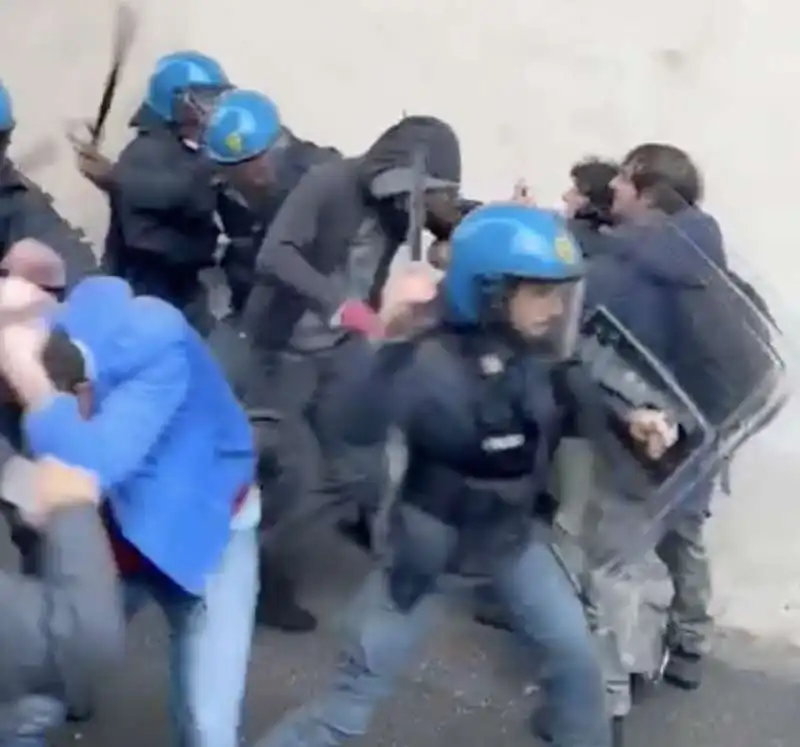 la polizia carica gli studenti durante i cortei pro palestina a pisa   2