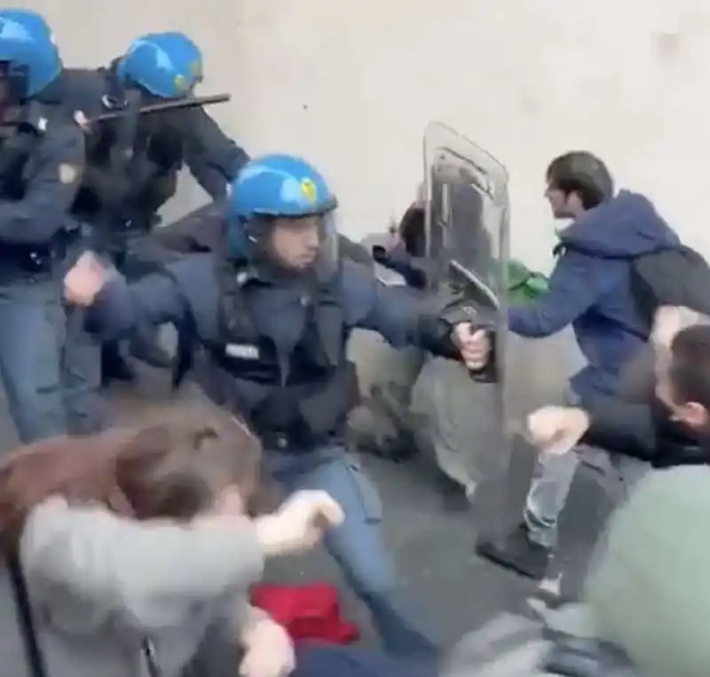 la polizia carica gli studenti durante i cortei pro palestina a pisa   3