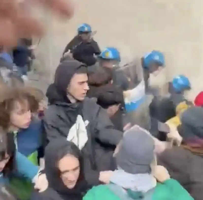 la polizia carica gli studenti durante i cortei pro palestina a pisa   4