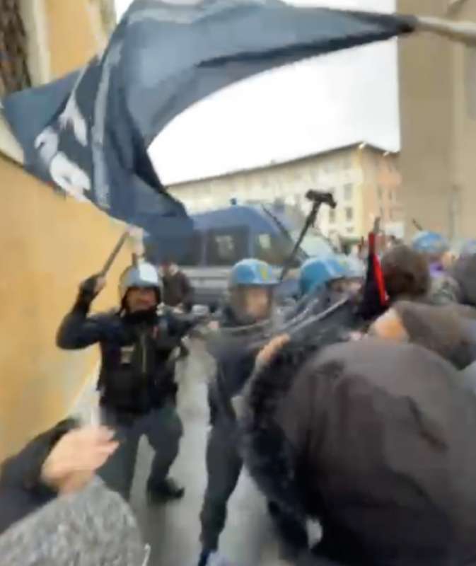 la polizia carica gli studenti durante i cortei pro palestina a pisa 5