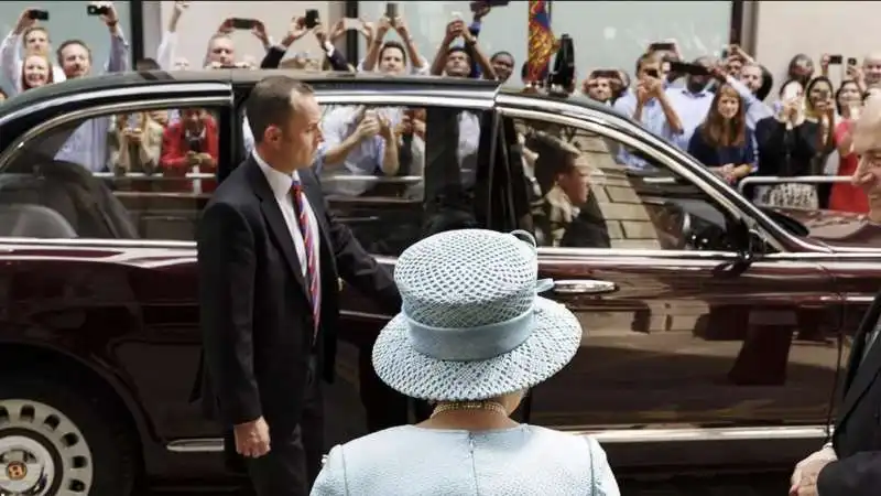 la regina elisabetta al l 650esimo anniversario della worshipful company of drapers, di martin parr