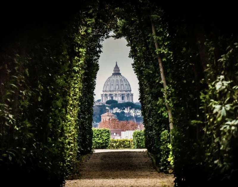 la vista dal buco della serratura dell ordine di malta 3