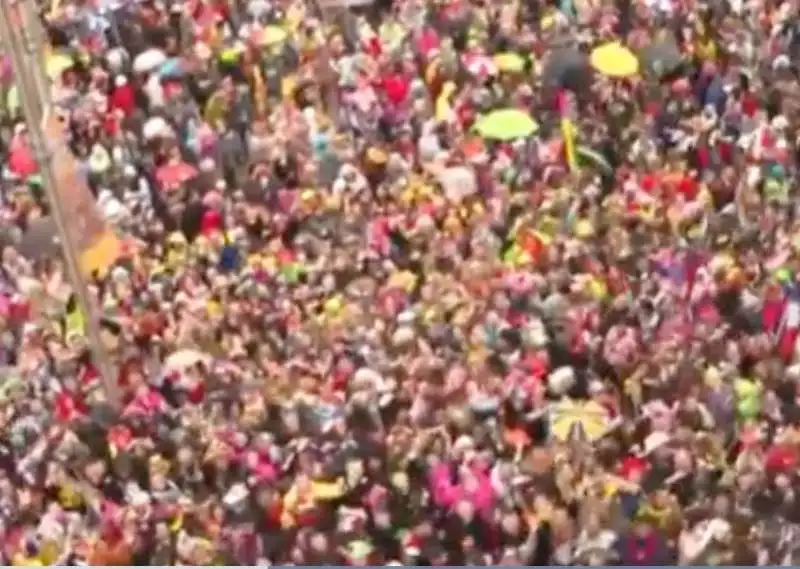 lancio di aringhe al carnevale di dunkerque in francia 1