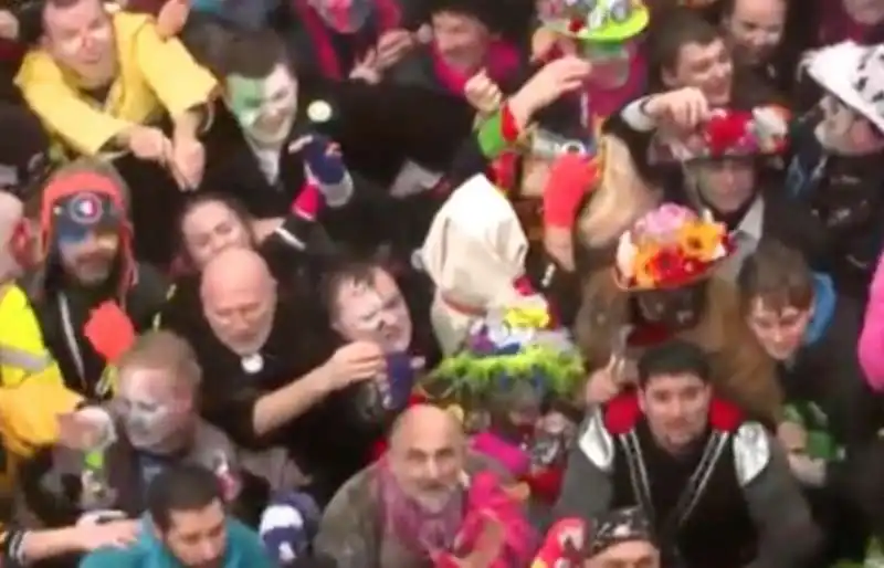 lancio di aringhe al carnevale di dunkerque in francia 10