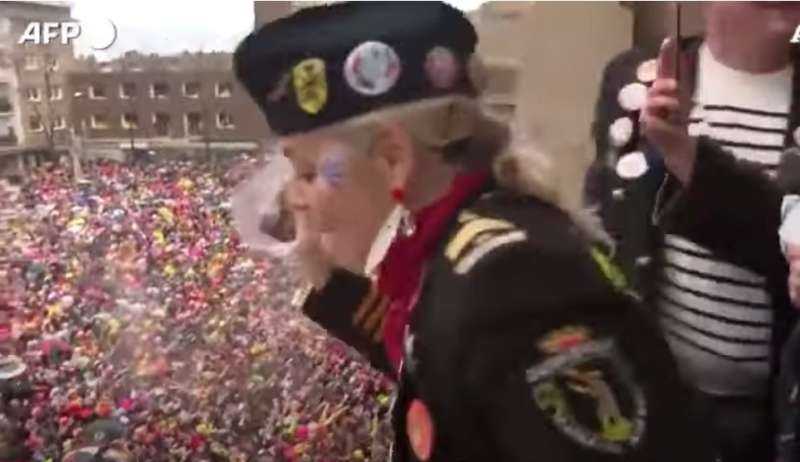 lancio di aringhe al carnevale di dunkerque in francia 5