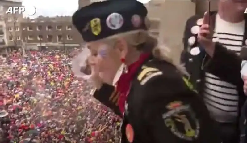 lancio di aringhe al carnevale di dunkerque in francia 5