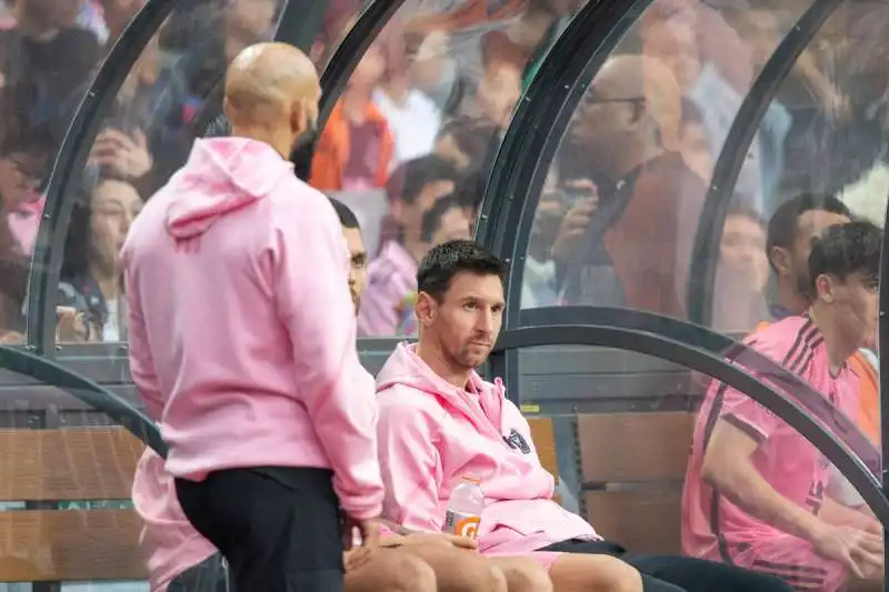 lionel messi in panchina durante l'amichevole dell'inter miami a hong kong1