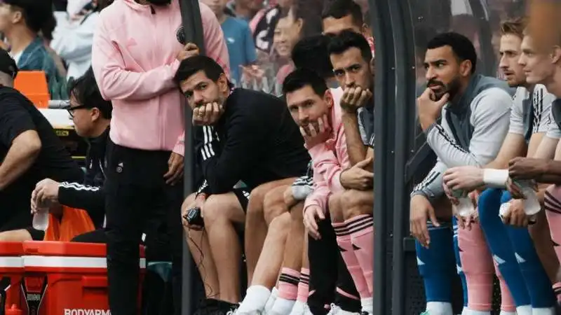 lionel messi in panchina durante l'amichevole dell'inter miami a hong kong2