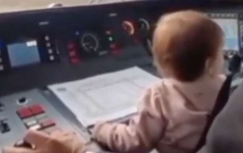 macchinista con bambina alla guida del treno 1