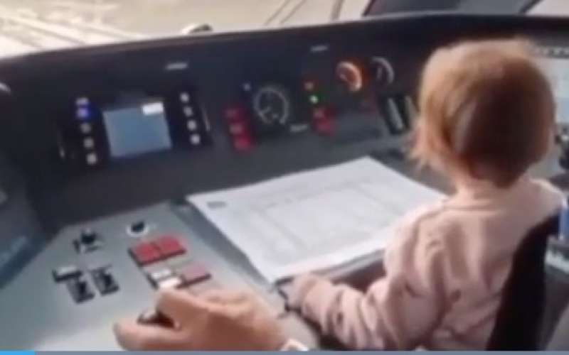 macchinista con bambina alla guida del treno 6