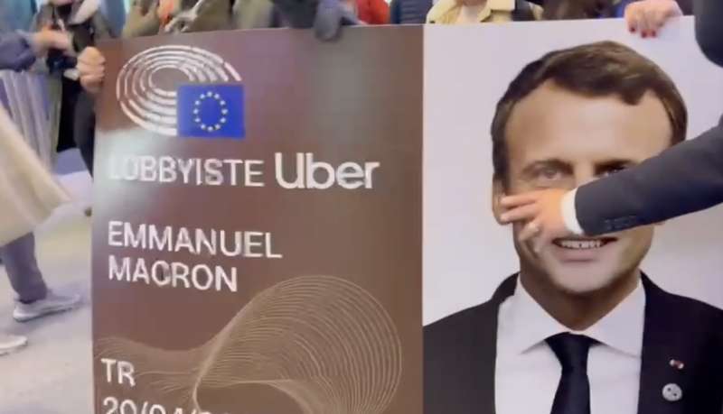 MACRON LOBBISTA DI UBER - PROTESTA AL PARLAMENTO EUROPEO