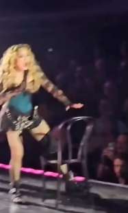 madonna cade durante il concerto a seattle 1