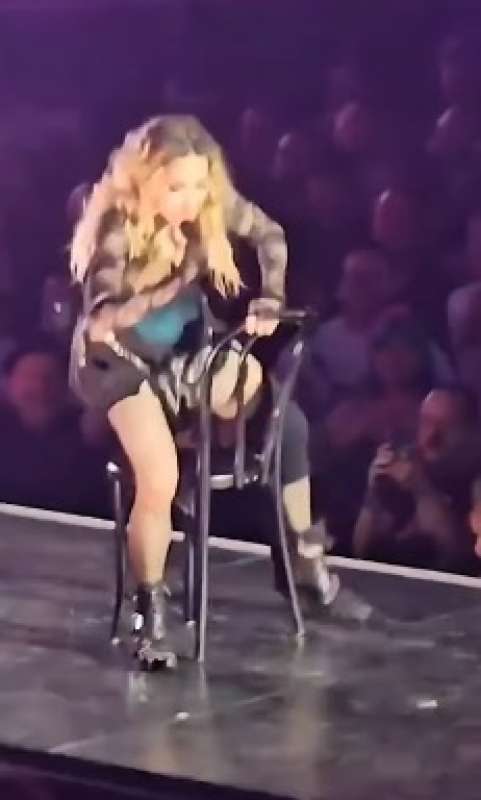 madonna cade durante il concerto a seattle 2