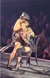 madonna cade durante il concerto a seattle 3