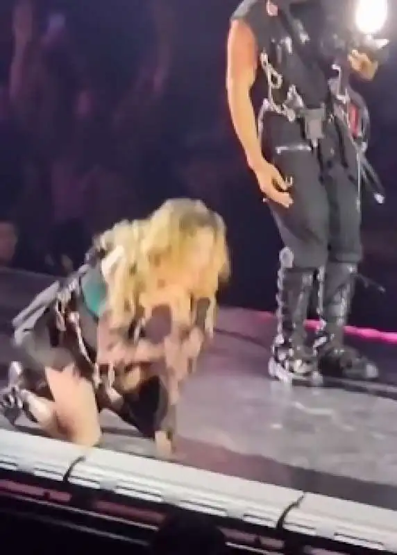 madonna cade durante il concerto a seattle 8