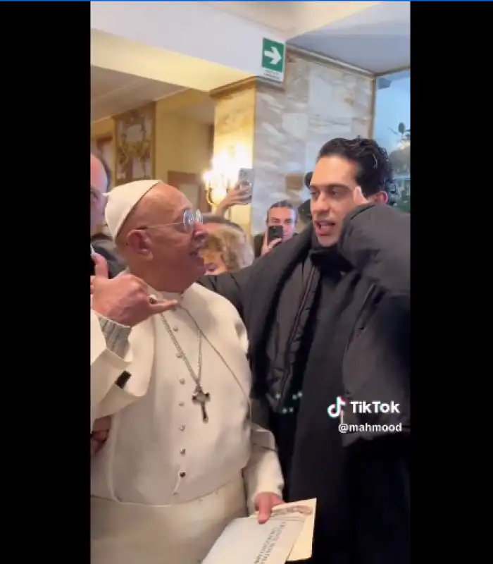 mahmood e il video con un uomo vestito da papa