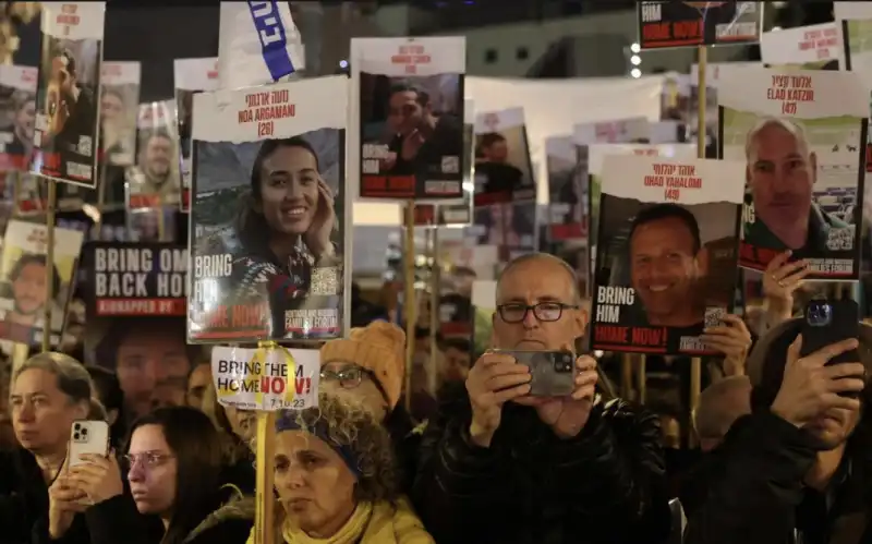 manifestazione per gli ostaggi in mano a hamas