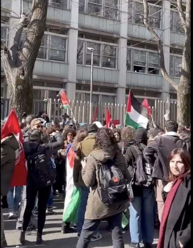 manifestazione pro palestina davanti alla sede rai di napoli 1