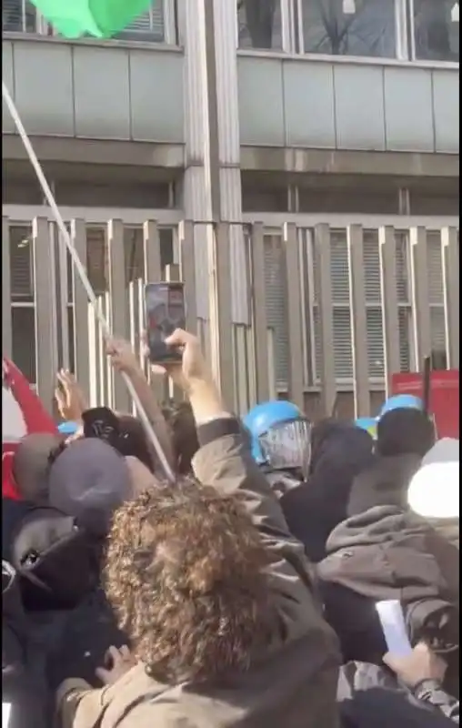 manifestazione pro palestina davanti alla sede rai di napoli   2