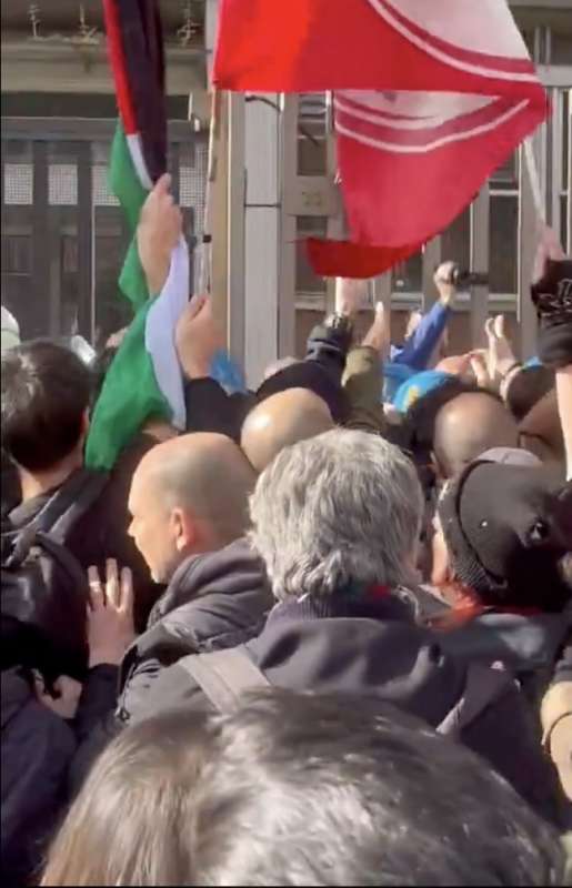 manifestazione pro palestina davanti alla sede rai di napoli 3