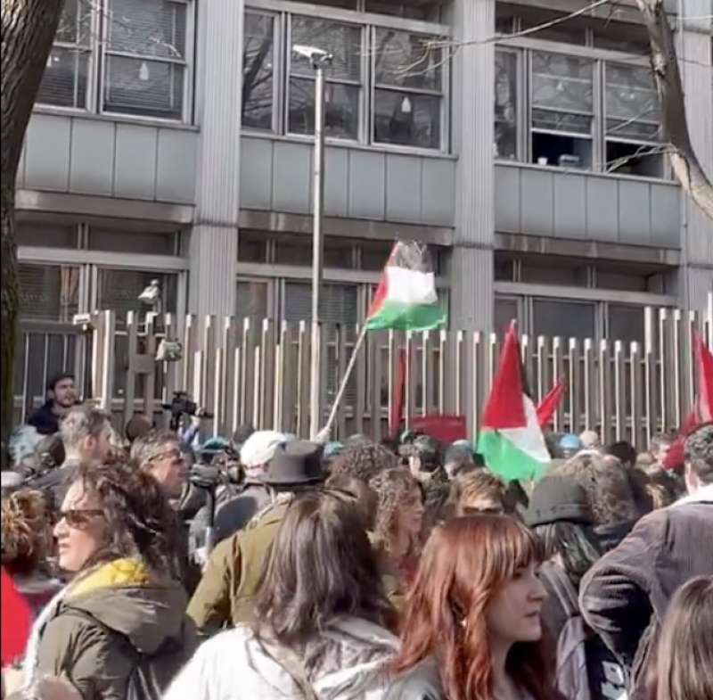 manifestazione pro palestina davanti alla sede rai di napoli 4