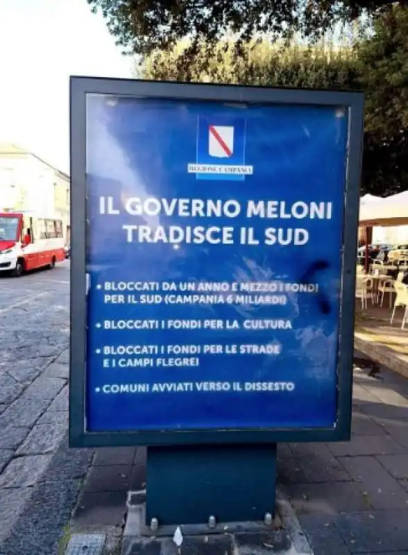 MANIFESTI DELLA REGIONE CAMPANIA CONTRO IL GOVERNO MELONI