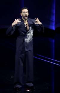 marco mengoni in emporio armani e gioielli tiffany & co.