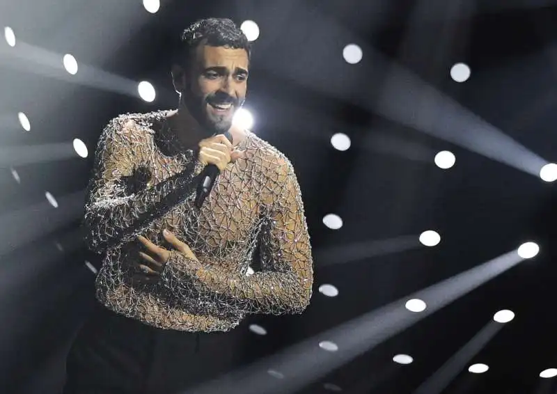 marco mengoni.      prima serata sanremo 2024   