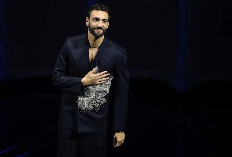 marco mengoni.    prima serata sanremo 2024   