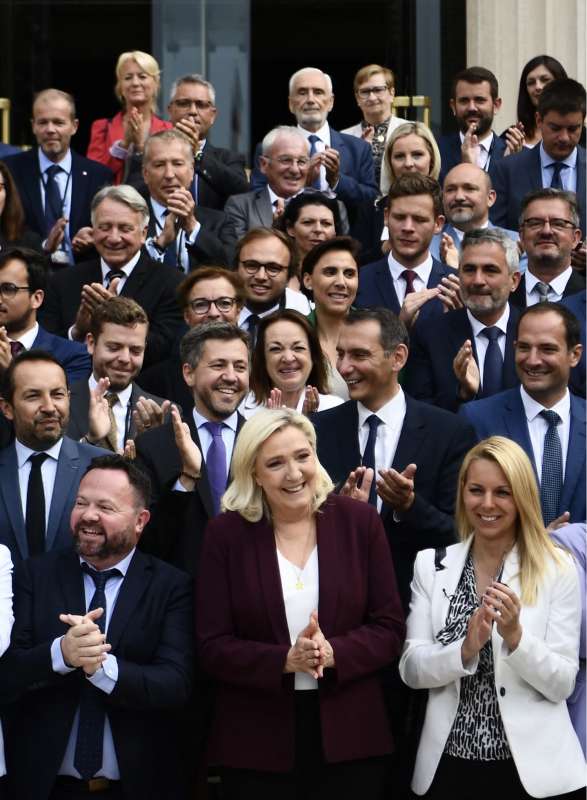 marine le pen con i parlamentari di rassemblement national