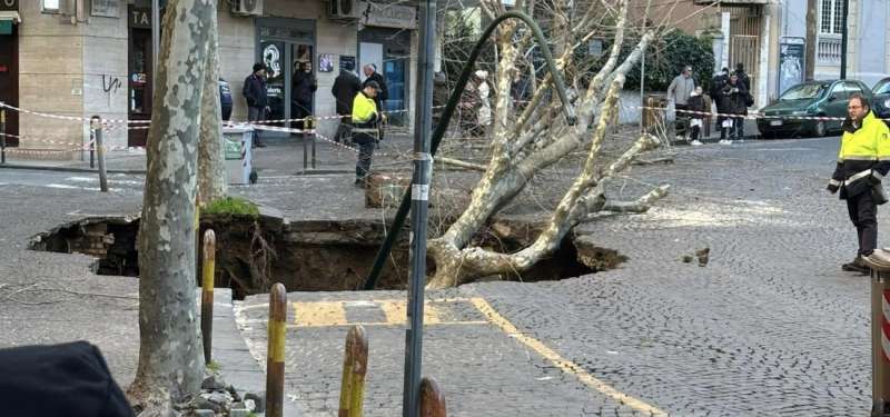 napoli voragine si apre per strada 1