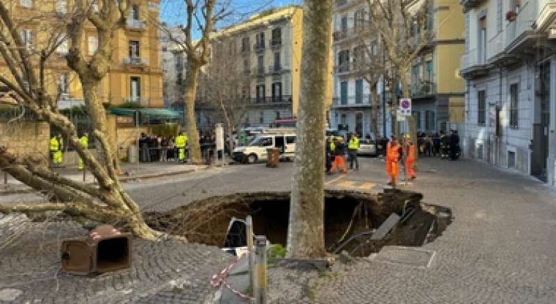 napoli voragine si apre per strada 3