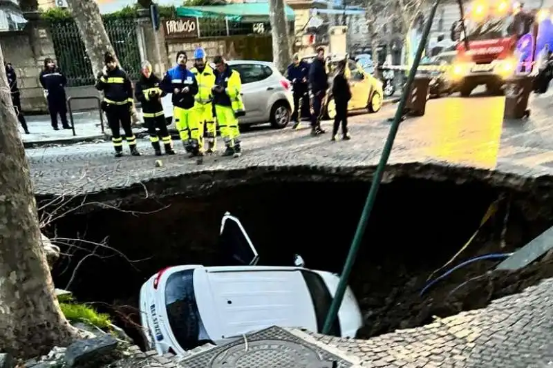 napoli - voragine si apre per strada 5