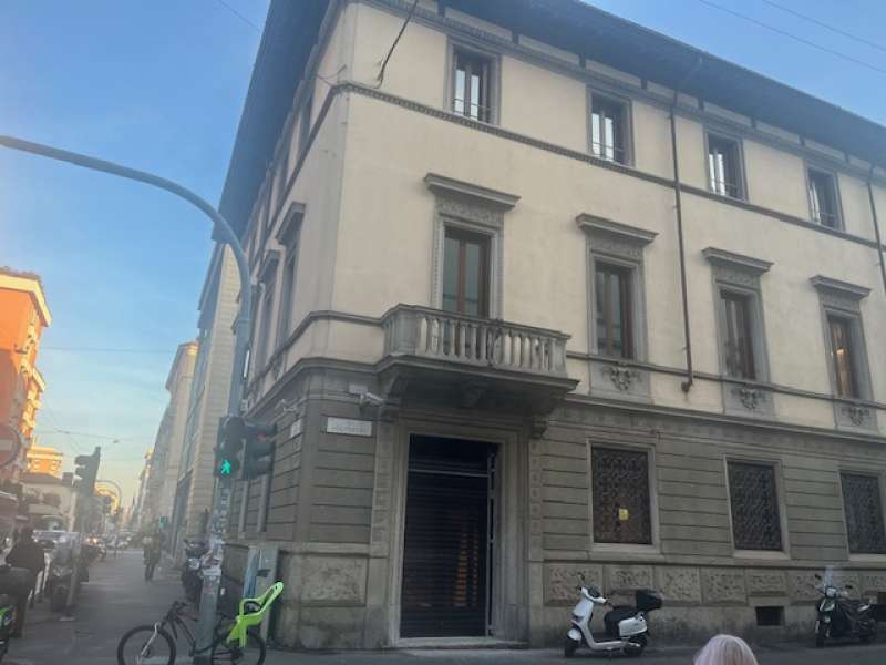 NUOVO PORTONE DI URBANO CAIRO IN VIA SOLFERINO A MILANO