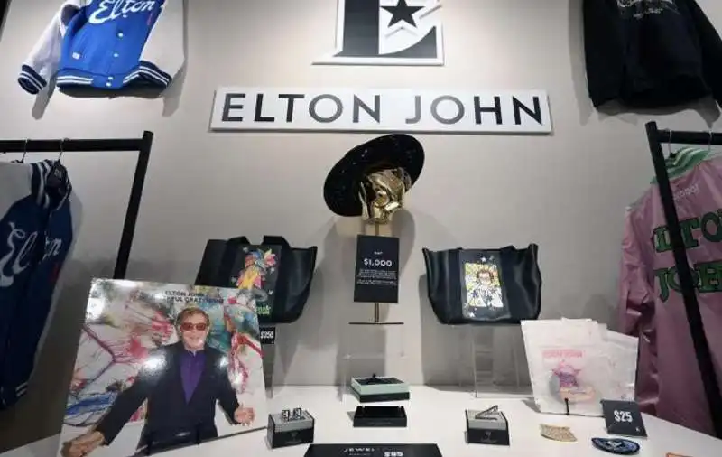 oggetti di elton john all asta    1