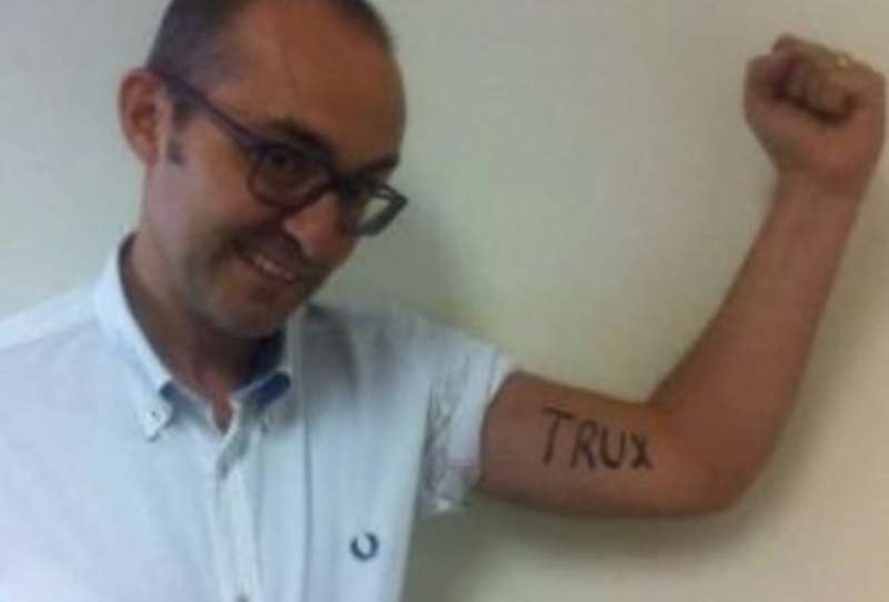 PAOLO TRUZZU MOSTRA IL SUO TATUAGGIO TRUX