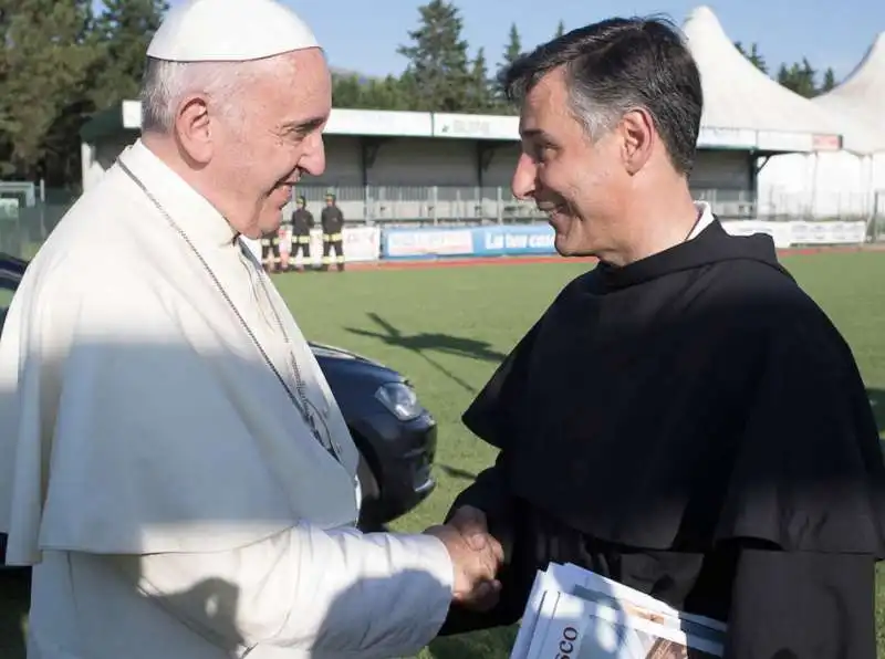 papa francesco  con padre enzo fortunato  