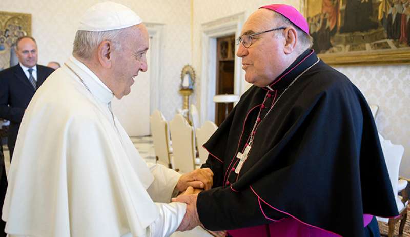 papa francesco e il vescovo christopher saunders