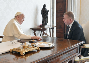 papa Francesco e l ambasciatore d Israele presso la Santa Sede Raphael Schutz