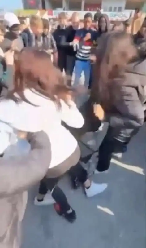 pontedera studentessa aggredita da coetanee 5