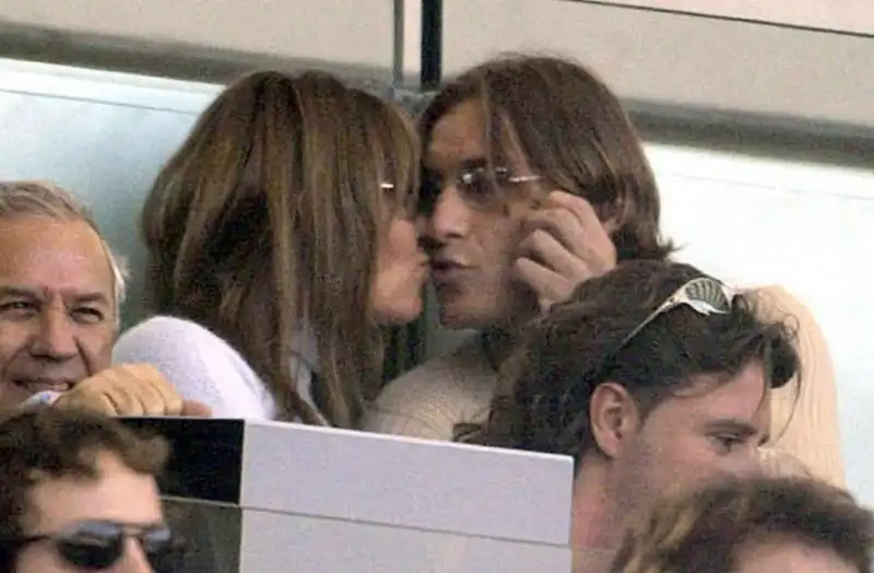 PRIMO BACIO TRA ILARY BLASI FRANCESCO TOTTI - 31 MARZO 2002 - FOTO MEZZELANI GMT