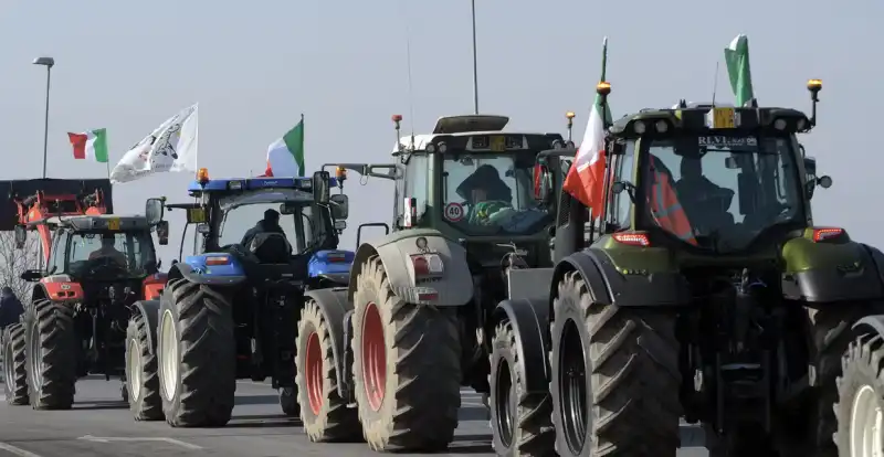 protesta degli agricoltori sui trattori a orte